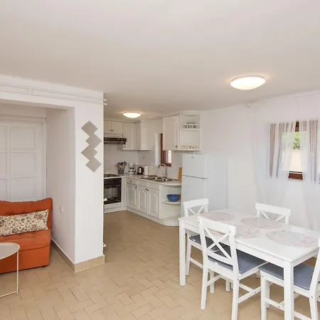 Maras-1 By Interhome Daire Diklo